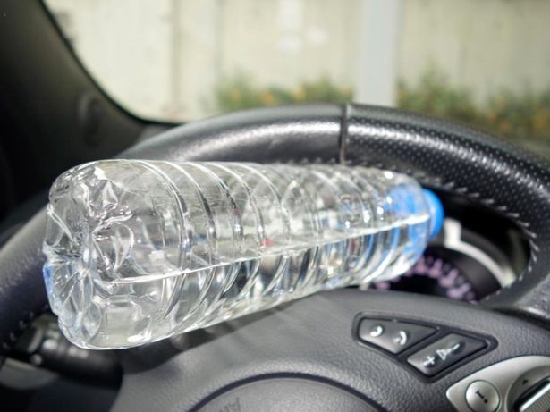 Lính cứu hỏa cảnh báo hiểm họa 'chết người' từ thói quen để chai nước trong xe ô tô 3