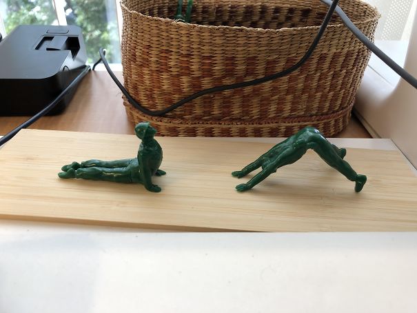   Chị đồng nghiệp của tôi có bộ sưu tập lính xanh trong tư thế tập yoga  