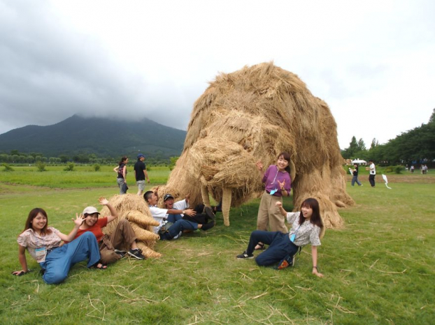 Nghệ nhân Nhật tiếp tục truyền thống làm những con vật khổng lồ bằng rơm rạ sau vụ mùa 7