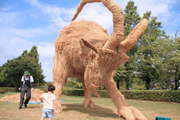 Nghệ nhân Nhật tiếp tục truyền thống làm những con vật khổng lồ bằng rơm rạ sau vụ mùa 9