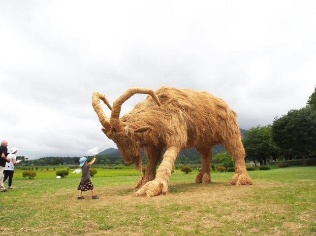 Nghệ nhân Nhật tiếp tục truyền thống làm những con vật khổng lồ bằng rơm rạ sau vụ mùa 10