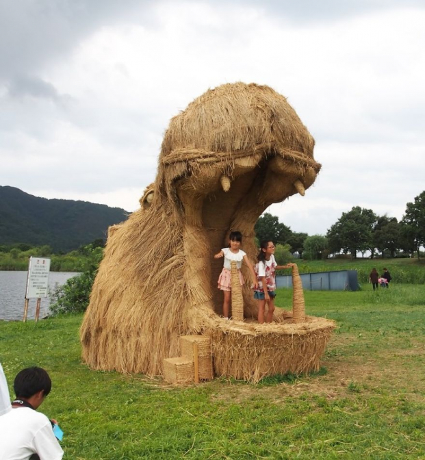 Nghệ nhân Nhật tiếp tục truyền thống làm những con vật khổng lồ bằng rơm rạ sau vụ mùa 11