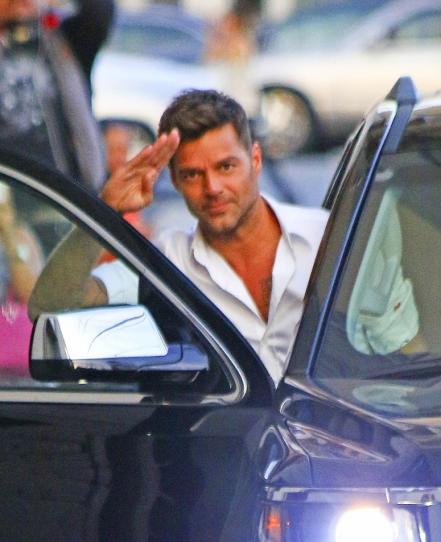  Ricky Martin chào mọi người thân thiện  