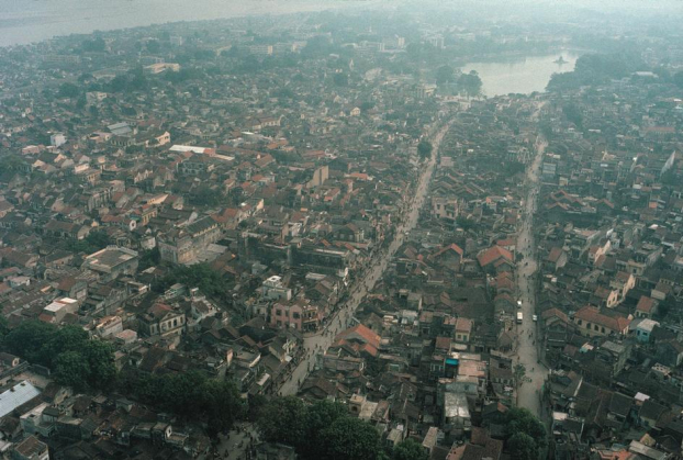  Trung tâm Hà Nội năm 1989 nhìn từ trên cao, với hồ Hoàn Kiếm ở góc trên bên phải. Bên trái là đường Hàng Ngang – Hàng Đào, bên phải là Lương Văn Can.  