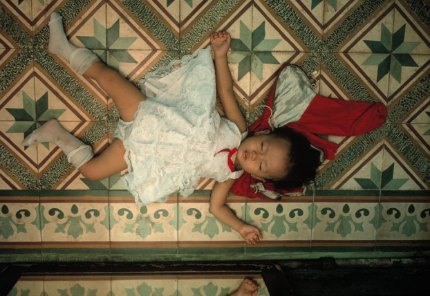   Em bé Sài Gòn, con gái của một người chủ cửa hàng.  