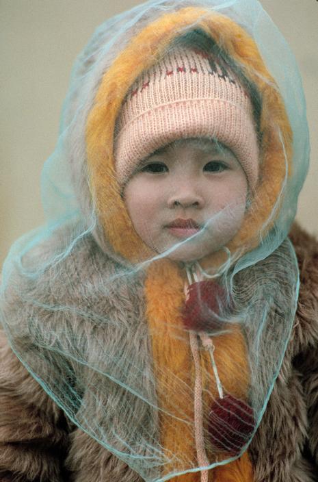   Em bé trong trang phục mùa đông ở Hà Nội.  