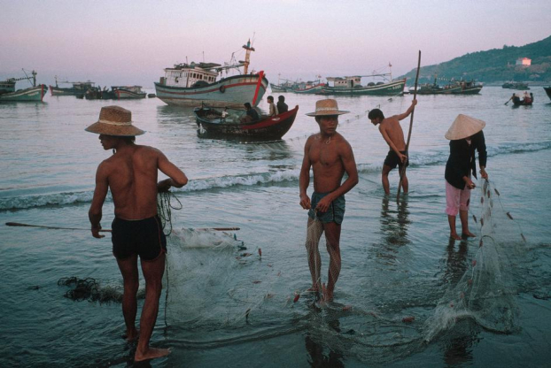   Người dân chài thu lưới trên bờ biển Vũng Tàu.  