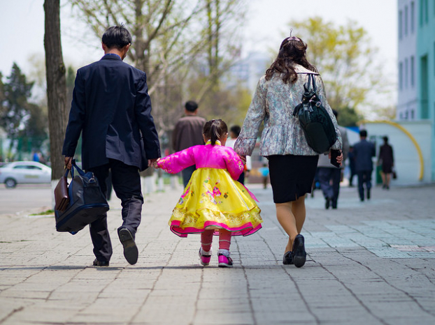   Cuộc sống gia đình Triều Tiên: Làm việc từ thứ 2 đến thứ 7, Chủ Nhật được nghỉ. Do đó trẻ em thường ở nhà trẻ và ở trường, ngày nghỉ mới gặp bố mẹ  