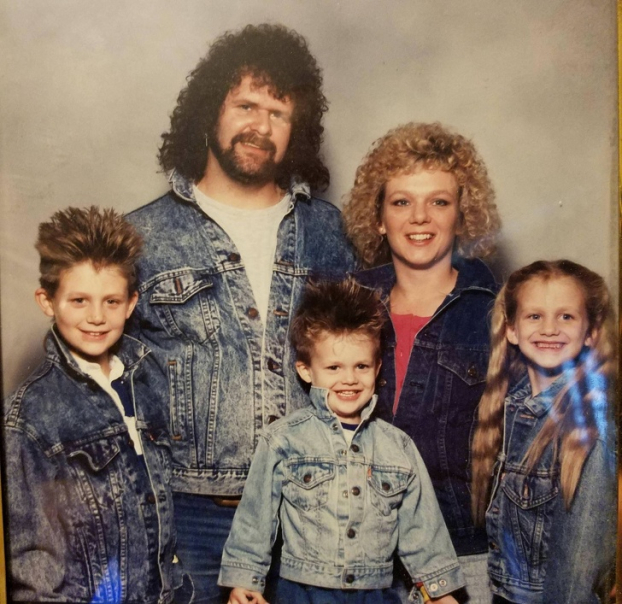   Cả gia đình mặc đồ denim (ảnh từ đầu những năm 1990)  