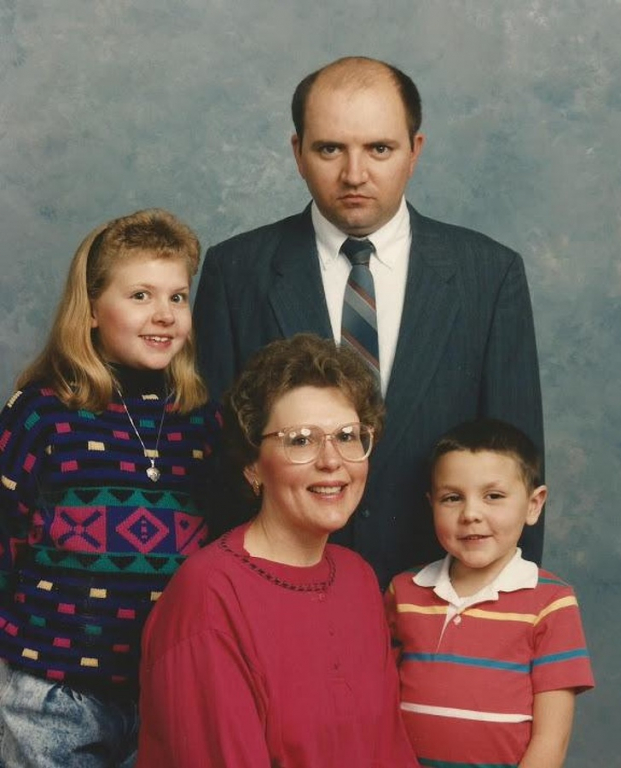   Ông ấy không bao giờ cười. Đây là ảnh gia đình năm 1993  