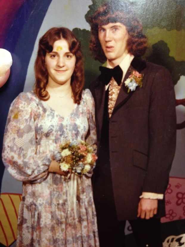   Mẹ tôi và crush của bà ấy tại buổi tiệc prom của trường, 1976  