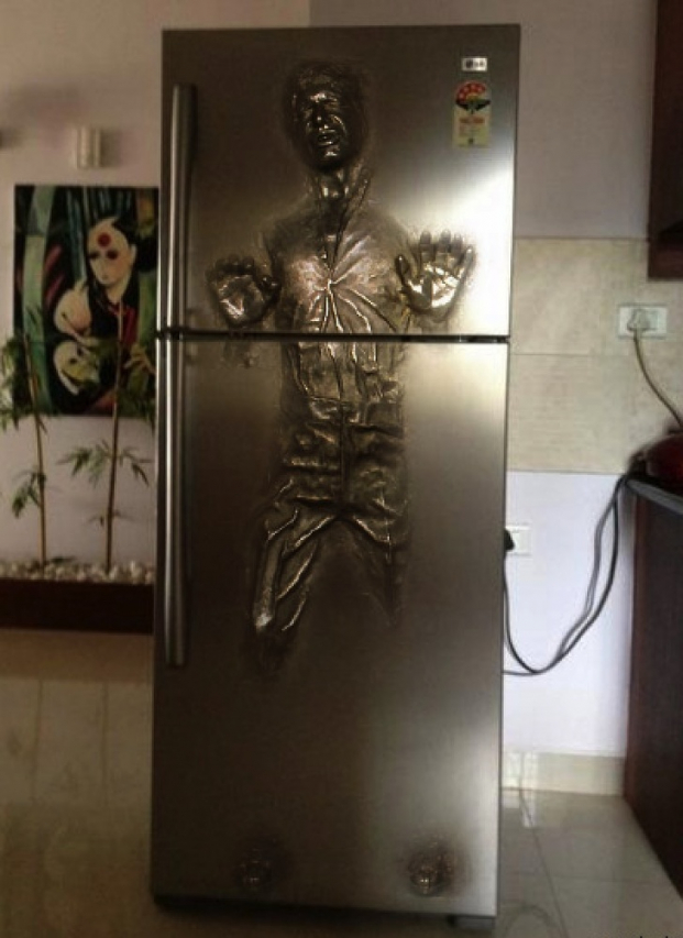   Chiếc tủ lạnh với trang trí nổi trội  