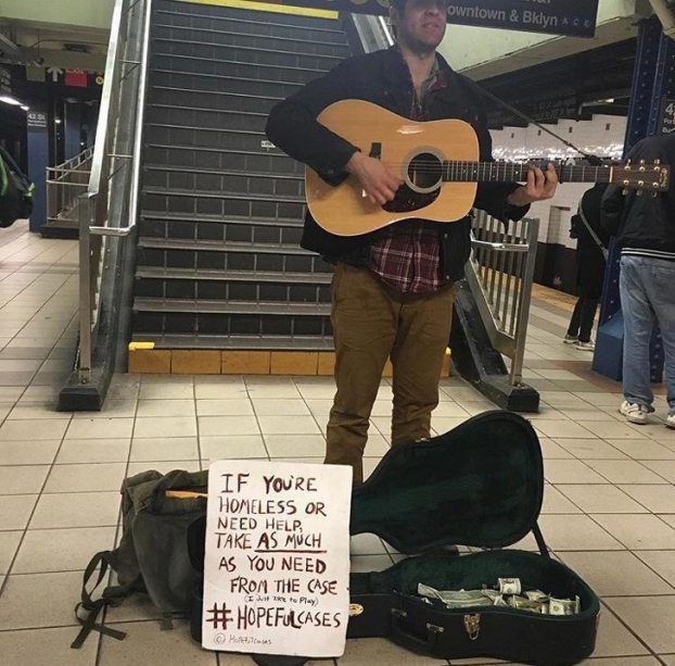   William Boyajian, một nghệ sĩ chơi đàn ở ga tàu điện ngầm vào thời gian rảnh. Tiền trong hộp đựng ghita được đặt sau tấm bảng có ghi: 'Nếu bạn là người vô gia cư hoặc bạn cần giúp đỡ, hãy lấy chừng nào bạn cần ở chiếc hộp này'  