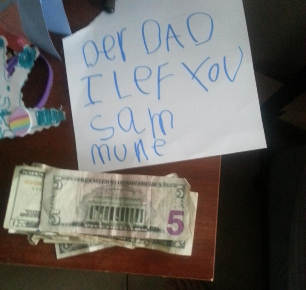   'Tôi bảo với con gái là tuần này tôi không có tiền, ngủ trưa dậy tôi thấy mảnh giấy này' (Bố thân yêu, con để cho bố một ít tiền đây)  