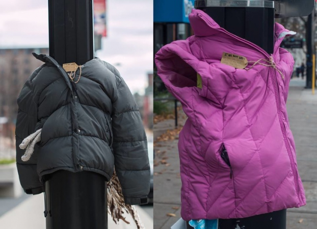   Những đứa trẻ ở Canada treo áo khoác lên các cột đèn đường cho người vô gia cư. Trên áo có tấm thẻ viết: 'Tôi không phải bị để quên đâu! Nếu bạn đang bị lạnh thì hãy lấy tôi để giữ ấm'  