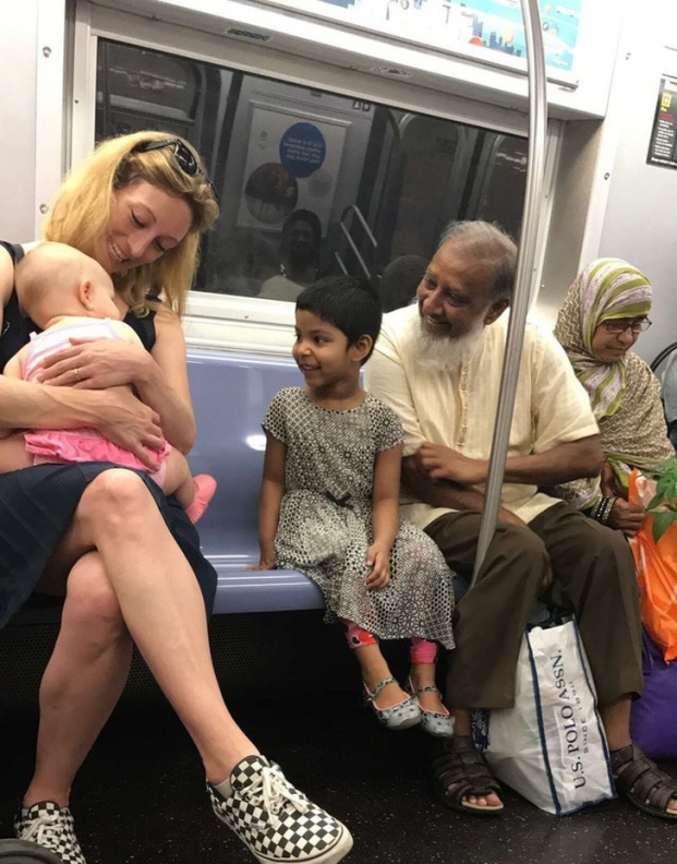   Một bức ảnh ấm áp tình người được chụp trên chuyến tàu điện ngầm ở New York, Mỹ vào Quốc khánh nước này  