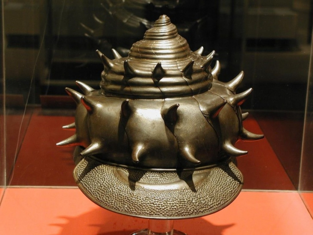   Mũ bảo hiểm ở dạng vỏ ốc xà cừ biển (1618)  