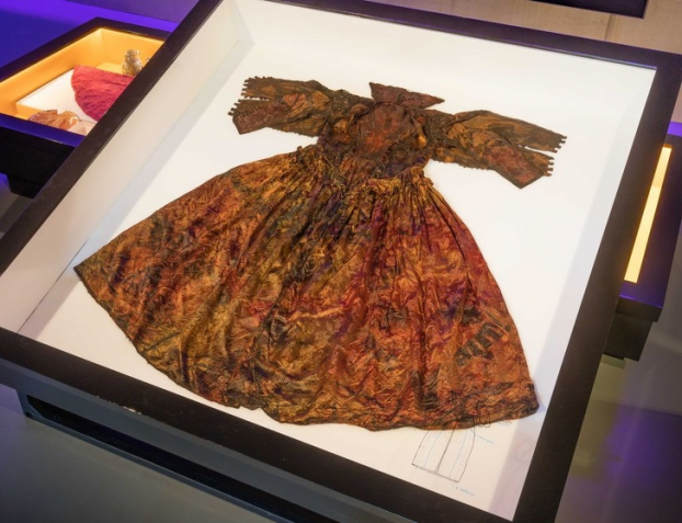   Chiếc váy lụa 400 năm tuổi với thiết kế hoa được phát hiện trên một con tàu đắm ở Hà Lan  