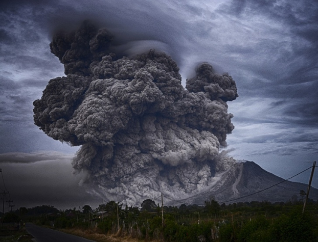   Cảnh tượng hùng vĩ khi núi lửa phun trào  