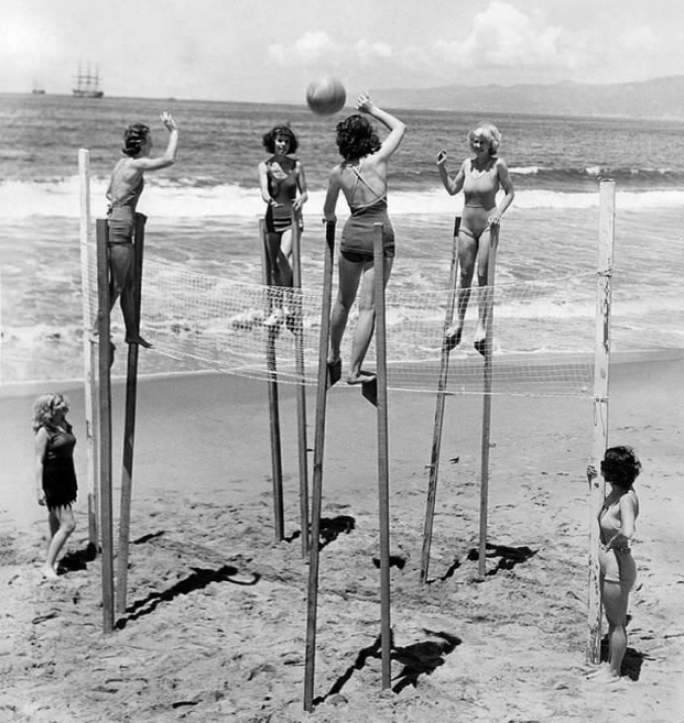   Những người phụ nữ chơi bóng chuyền trên cà kheo ở bãi biển Venice, Mỹ năm 1942  