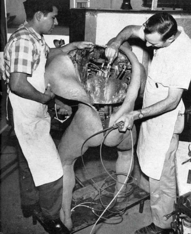   Hai kỹ sư đang sửa chữa một con rối Disney có thể di chuyển và phát ra âm thanh (1964)  