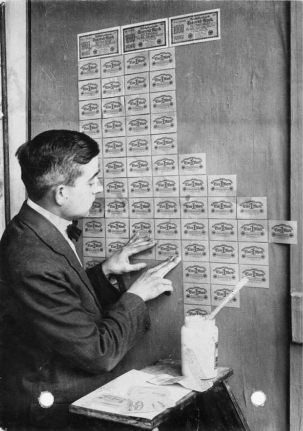   Lấy tiền giấy làm giấy dán tường trong thời kỳ siêu lạm phát ở Đức (1923)  