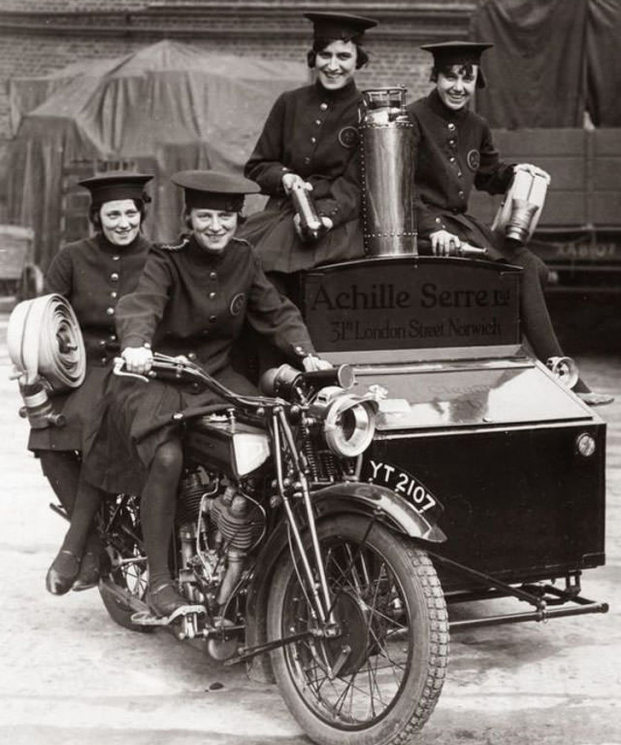   Một đội lính cứu hỏa nữ trên chiếc xe motor được cải tiến đặc biệt ở London, Anh (1932)  