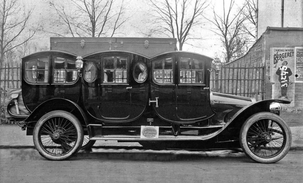   Một trong những chiếc limousine đời đầu ở Pháp, 1910  