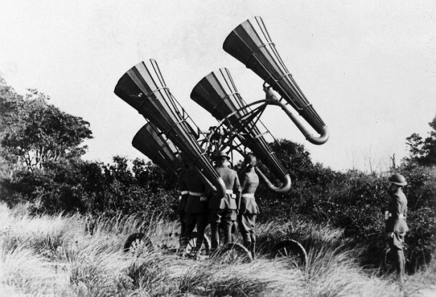   Lính Mỹ trong Thế chiến I đang sử dụng thiết bị mới để nghe và định vị máy bay địch  