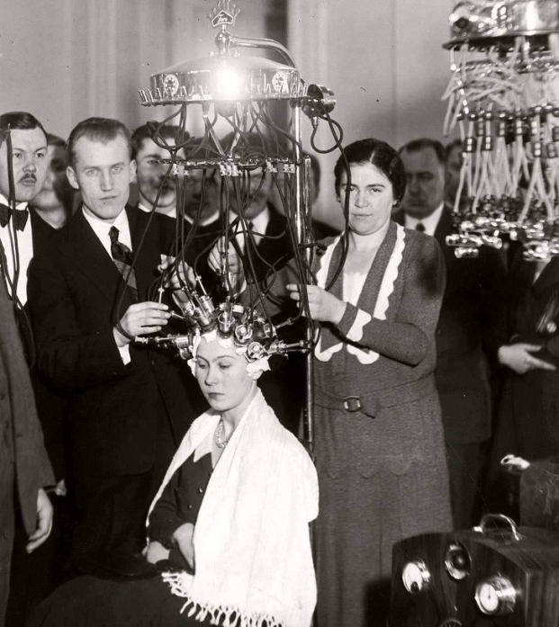   Cuộc thi làm tóc ở Warsaw, Ba Lan (1932)  