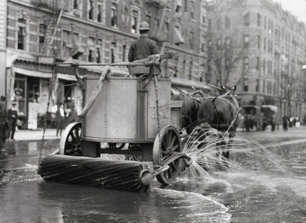   Chiếc xe làm sạch đường phố ở New York, Mỹ năm 1906  