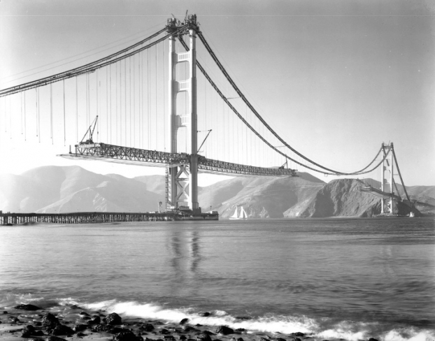   Cầu Cổng Vàng ở San Francisco, Mỹ trong quá trình xây dựng năm 1937  