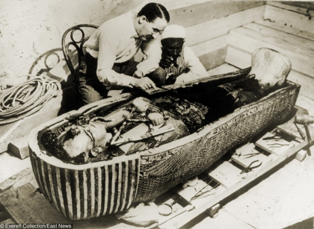   Nhà khảo cổ học Howard Carter mở quan tài Pharaoh Tutankhamun, 1922  