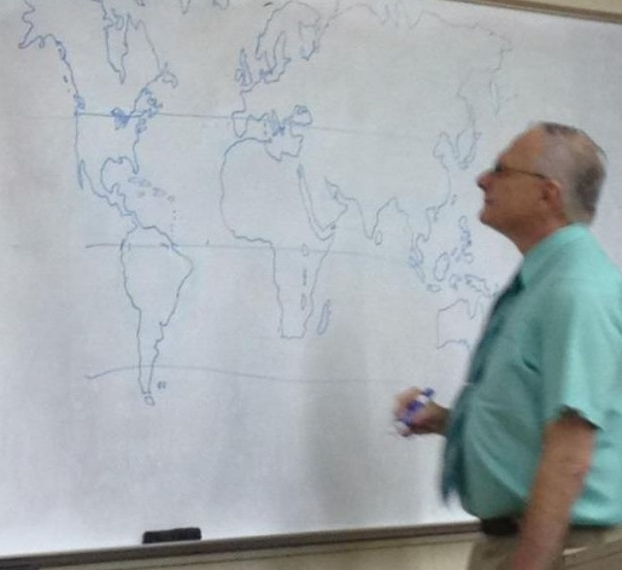   Không có bản đồ, thầy giáo đã vẽ cả một bản đồ  