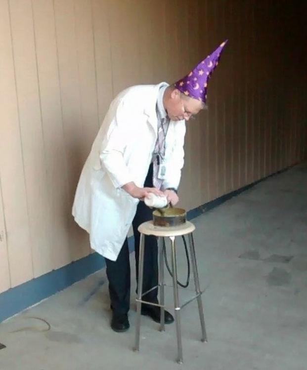   Một giáo viên vật lý đang tiến hành thí nghiệm  