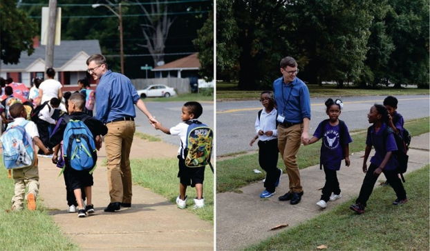   Carl Schneider, một giáo viên tiểu học, đưa các học sinh từ trường về nhà mỗi ngày  