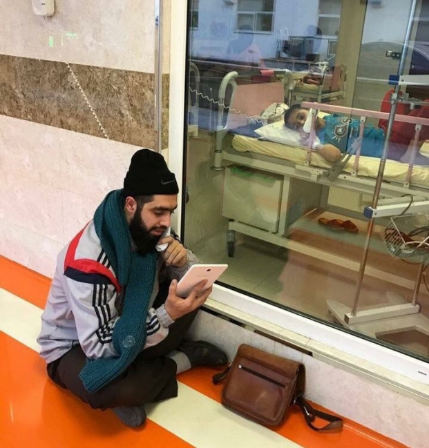   Cậu bé Iran này bị ung thư, và người thầy này đến thăm cậu mỗi ngày trong bệnh viện để giảng dạy những kiến thức cậu bé đã bỏ lỡ vì phải nghỉ học  