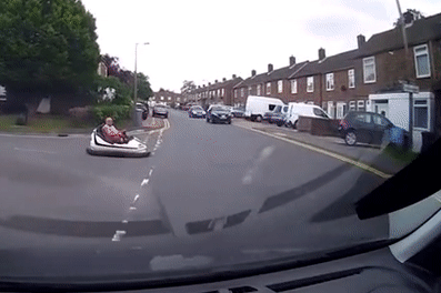 Clip người đàn ông lái xe điện đụng ra đường tham gia giao thông 0
