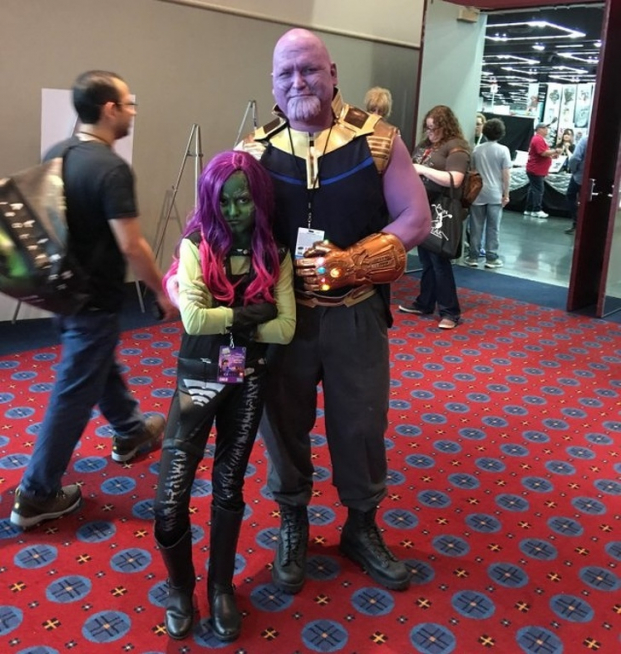   Hai bố con cosplay Thanos và Gamora. Cô bé luôn tươi cười cho đến khi chụp ảnh và nhập vai  