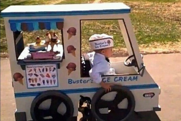   Bố mẹ làm cho cậu bé chiếc xe bán kem hóa trang quanh chiếc xe lăn của cậu bé  
