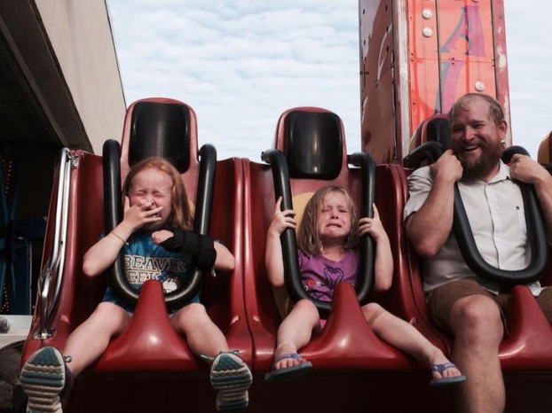   Ông bố mang các con đi chơi roller coaster lần đầu  