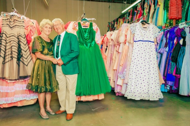   Ông Paul Brockmann đã tặng 55.000 chiếc váy cho vợ mình là bà Margo. Ông đã tự tay chọn từng chiếc váy vì vợ ông không thích mua sắm  