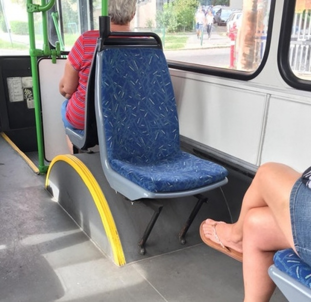   Chiếc ghế trông như có đôi chân xinh xinh  