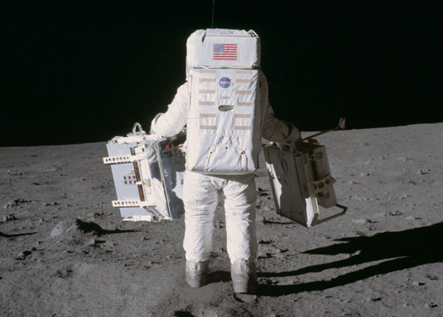 'Thuyết âm mưu' mới: Đế giày của Neil Armstrong không khớp với dấu chân trên Mặt Trăng 2