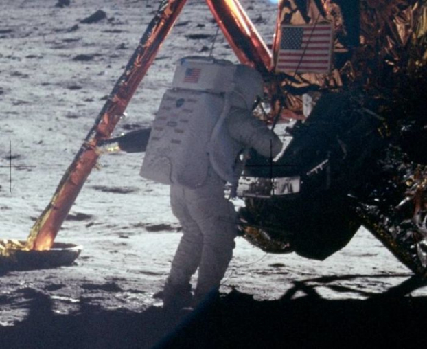 'Thuyết âm mưu' mới: Đế giày của Neil Armstrong không khớp với dấu chân trên Mặt Trăng 4