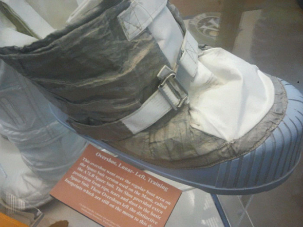 'Thuyết âm mưu' mới: Đế giày của Neil Armstrong không khớp với dấu chân trên Mặt Trăng 6
