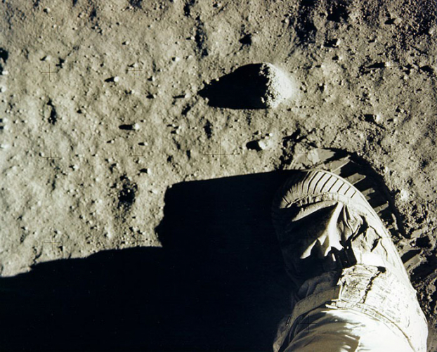 'Thuyết âm mưu' mới: Đế giày của Neil Armstrong không khớp với dấu chân trên Mặt Trăng 8