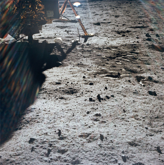 'Thuyết âm mưu' mới: Đế giày của Neil Armstrong không khớp với dấu chân trên Mặt Trăng 9