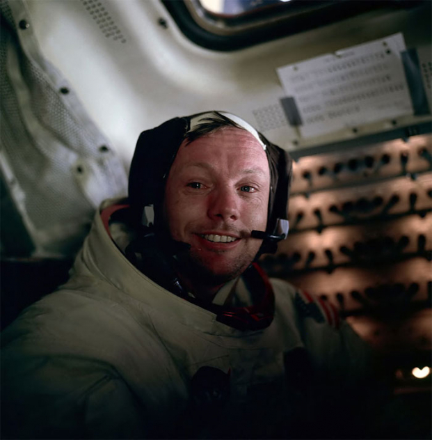 'Thuyết âm mưu' mới: Đế giày của Neil Armstrong không khớp với dấu chân trên Mặt Trăng 10