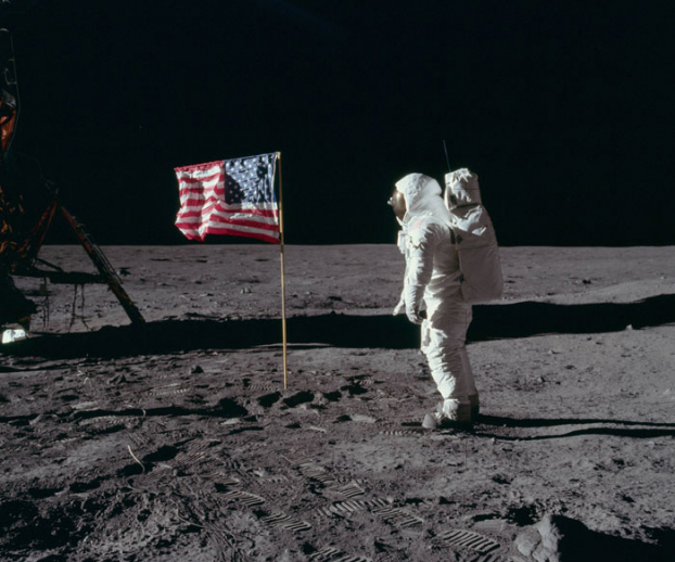 'Thuyết âm mưu' mới: Đế giày của Neil Armstrong không khớp với dấu chân trên Mặt Trăng 11